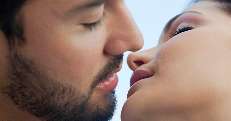口水明明是臭的，為什麼情侶在「接吻時」卻不覺得噁心？科學家：覺得噁心才不對